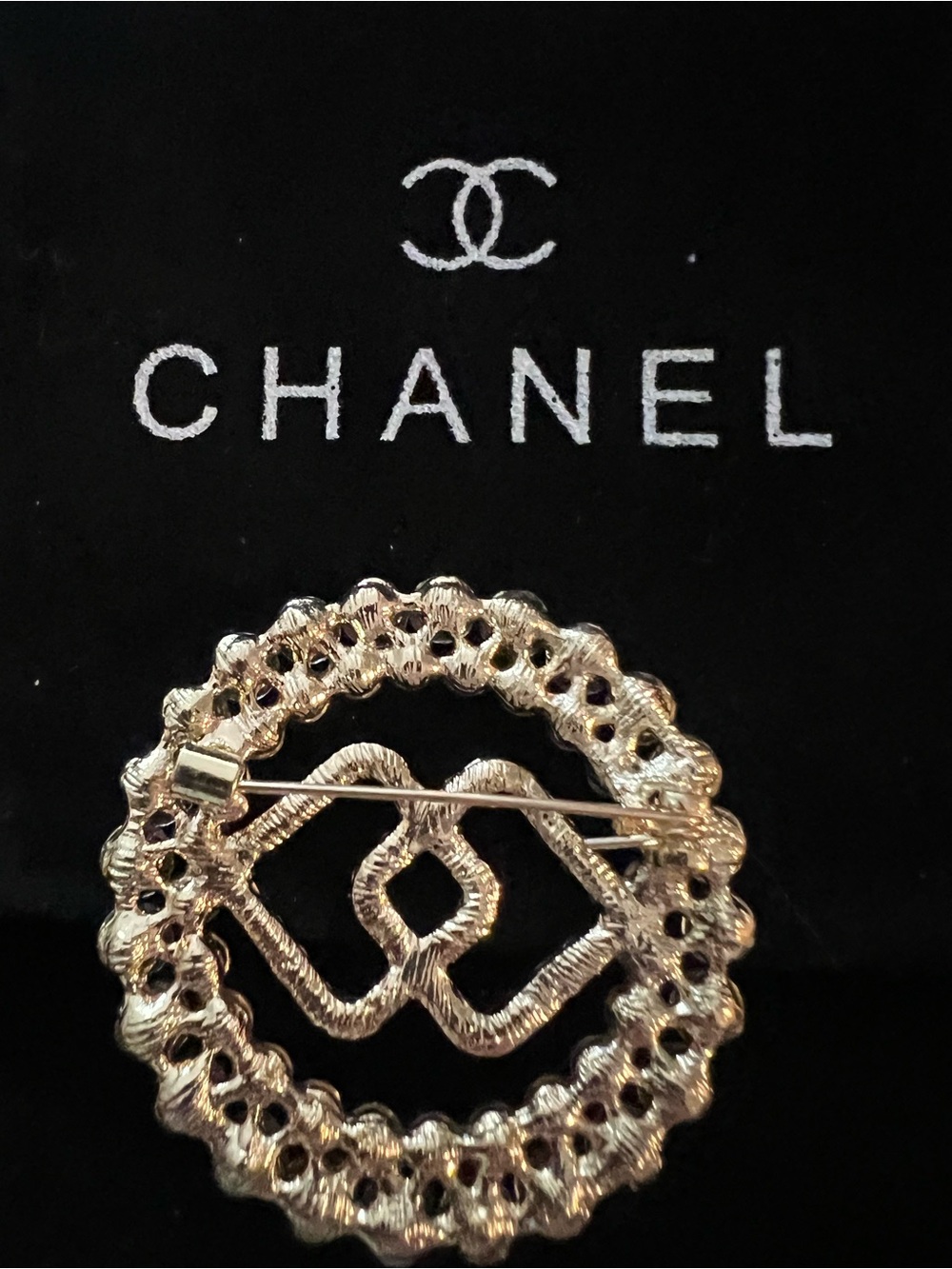 CHANEL Clear Crystal Double CC-Inspired Round Brooch - Picture 5 of 6